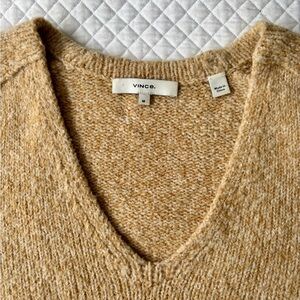Vince v-neck M sweater in marled tan